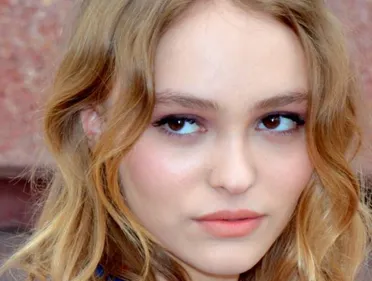 Lily-Rose Depp libère un téton au Festival de San Sebastian (photo)