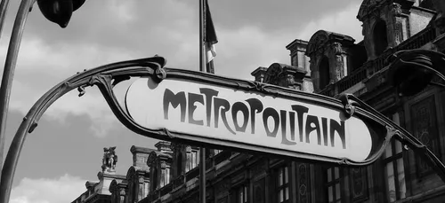 Une voiture termine dans une bouche de métro