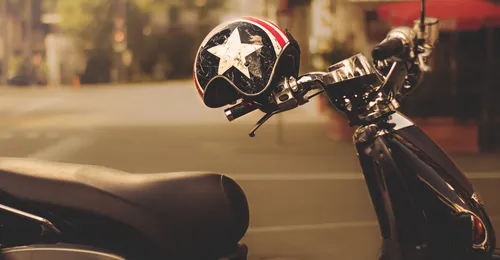 Un cascadeur fou saute d’un avion en parachute…sur un scooter (vidéo)