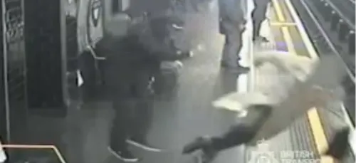 Un homme pousse violemment des personnes sur les rails du métro...