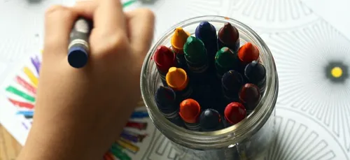 Paris : trois fillettes blessées par la chute d’une porte vitrée