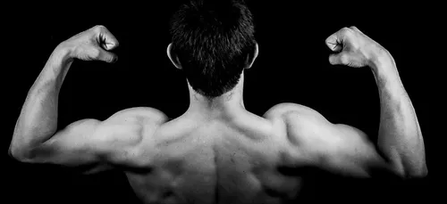 Une maison de retraite fait servir les repas par des hommes nus...