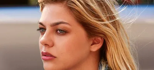 Louane dévoile une photo rare d'elle et de sa soeur (Photo)