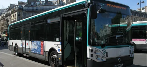 Paris : un handicapé ne peut pas monter, le chauffeur de bus fait...