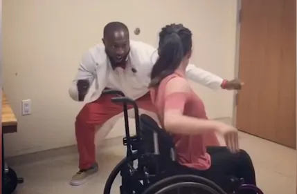 Ce chirurgien danse pour aider de jeunes patients à guérir (vidéo)