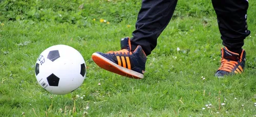 Football : un papa pousse son fils sur le ballon pour l'aider à...