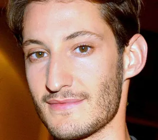 Pierre Niney méconnaissable dans son nouveau rôle de pompier (Photo)