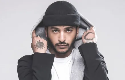 Slimane crée un futur tube en direct de son salon (Vidéo)