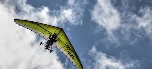 Vol en deltaplane : son instructeur oublie de l'attacher ! (vidéo)
