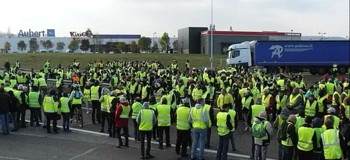 Gilets Jaunes : il tente de bloquer la route seul devant sa femme...