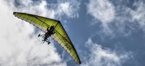 Vol en deltaplane : son instructeur oublie de l'attacher ! (Vidéo)
