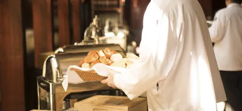 La réaction d'un serveur face à un sans-abri n'ayant que 50...