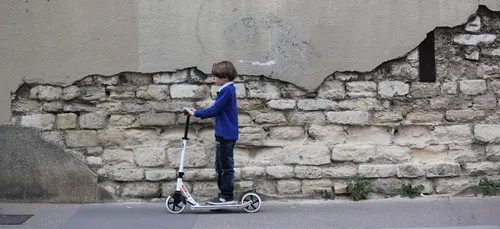 Paris : une trottinette heurte un bus, deux personnes blessées