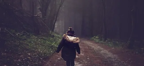 Un papa force sa fille à marcher jusqu’à l’école pour lui donner...