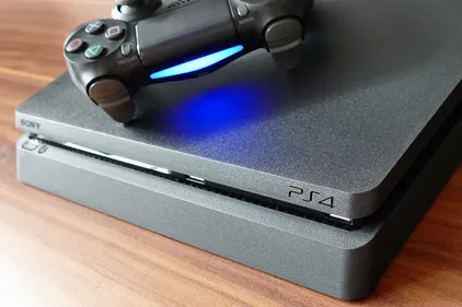 Enervé, un père découpe la Playstation 4 de son fils à la scie...