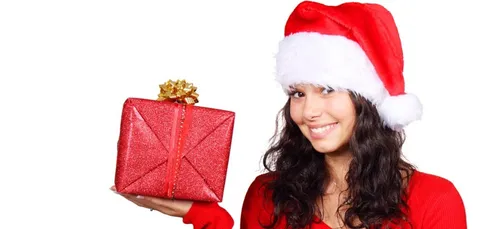 Une femme achète un déguisement de Mère Noël sexy et le résultat...