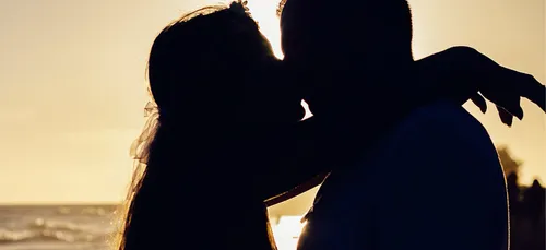 Embrasser, c'est tromper ? On a la réponse !