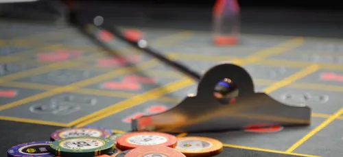 Des religieuses volent dans la caisse de l'église pour jouer au...