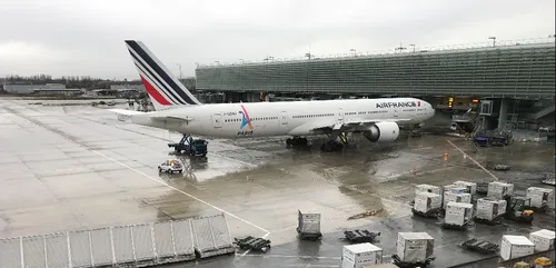 Roissy : deux personnes sortent de fausses armes, un terminal évacué