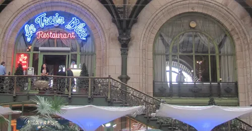 Le Train Bleu : des employés font une « quenelle » ; une plainte...