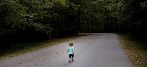 Une conductrice de bus sauve un enfant d'un an errant sur la route...
