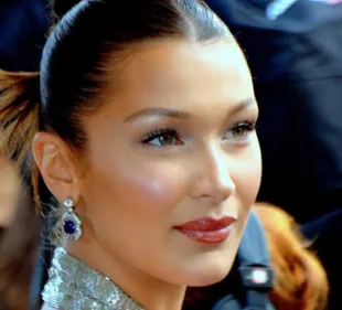 Bella Hadid fait le buzz avec son gilet jaune ! (photo)