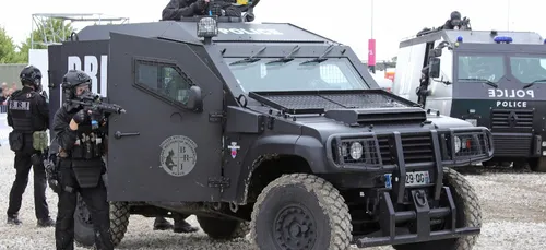 Paris : deux policiers aux assises pour le viol présumé d’une touriste