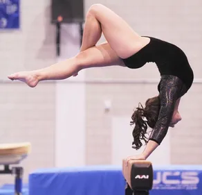 La chorégraphie époustouflante d'une jeune gymnaste enflamme la...