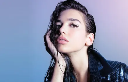 Dua Lipa est méconnaissable dans cette vidéo d’elle enfant chantant...