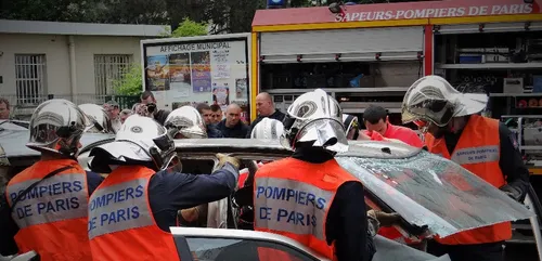Paris : le vibrant hommage des habitants du quartier aux pompiers...