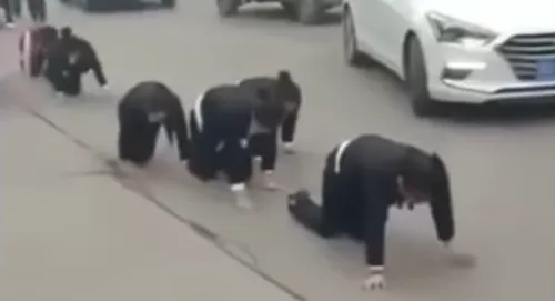 Punis par leur patron, des employés sont forcés à ramper dans la...