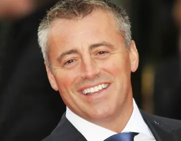Friends : méconnaissable, Matt LeBlanc est chahuté par un fan (photos)