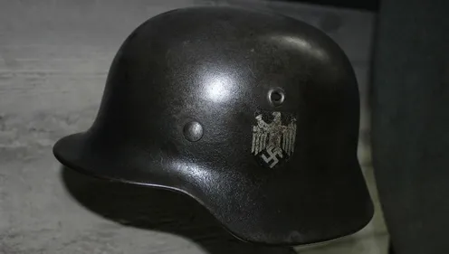 Une chanteuse fait scandale en portant un t-shirt nazi (photos)