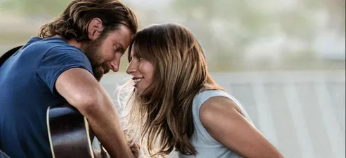 Lady Gaga invite Bradley Cooper sur scène pour interpréter «...