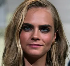 Cara Delevingne pose entièrement nue pour une nouvelle publicité...