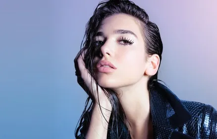 Dua Lipa dénonce le « bodyshaming » entre les femmes