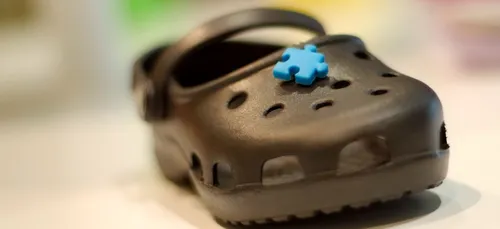 Crocs : la marque lance un sac banane en forme de chaussure (photos)