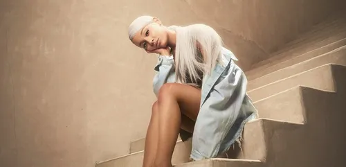 Ariana Grande est méconnaissable avec ses cheveux au naturel (Vidéo)