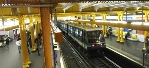 Métro : dans un état critique après une possible attaque à l’acide