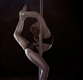 Cette danseuse de pole dance au sommet d'un immeuble donne le...