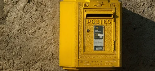 Un bureau de poste colle une affiche pour interdire de donner de...