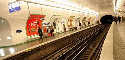 Métro : poussée sur les rails, une femme est sauvée par des usagers