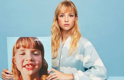 Angèle : son frère parodie la pochette de son album ! (Photo)