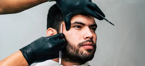 Paris : tous les mois, ce coiffeur coupe gratuitement les cheveux...