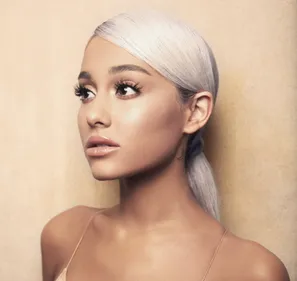 Ariana Grande lance sa tournée avec un hommage à Mac Miller (Vidéo)
