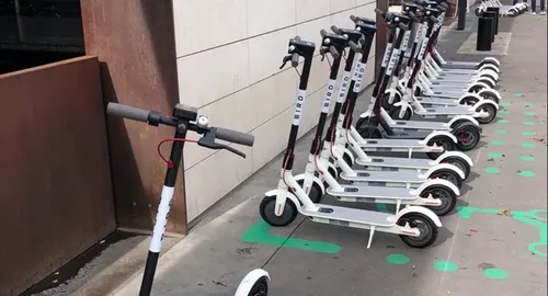 Trottinettes, vélos et scooters en free-floating : Paris va...