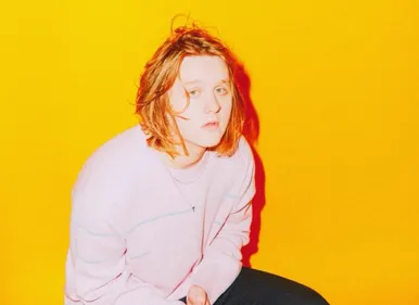 Lewis Capaldi s’invite dans un bar pour inaugurer un cocktail (Vidéo)