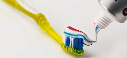 Alerte santé : 2 dentifrices sur 3 contiennent du dioxyde de titane