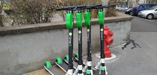 Paris : un usager roule en trottinette électrique sur le...