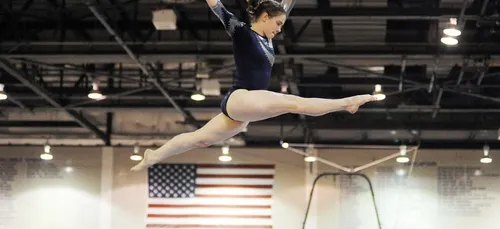 Une gymnaste se casse les deux jambes en pleine compétition ! (vidéo)